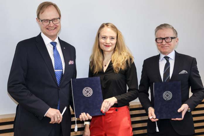kuvassa-vasemmalta-lahitapiola-pohjoisen-toimitusjohtaja-veli-rajakangas-lahitapiola-pohjoisen-markkinointi-ja-viestintajohtaja-liisa-humalamaki-seka-oulun-yliopiston